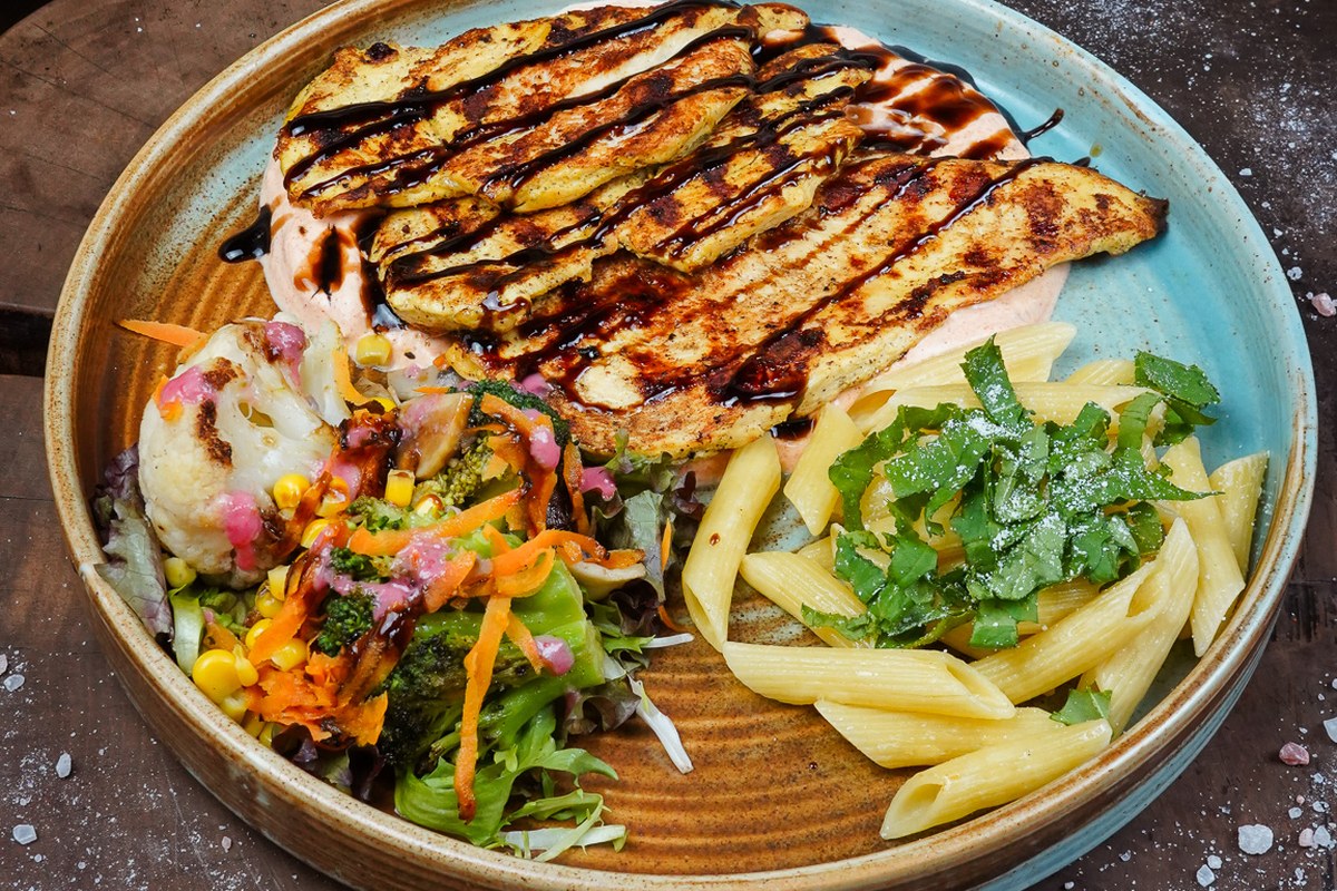 Izgara tavuk, sebze ve penne ile servis tabağı