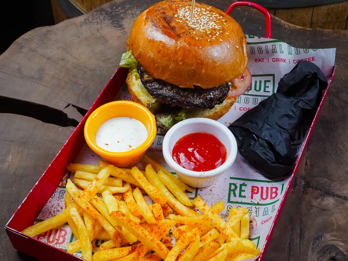 Republique Tunalı menüsünden hamburger ve baharatlı patates kızartması