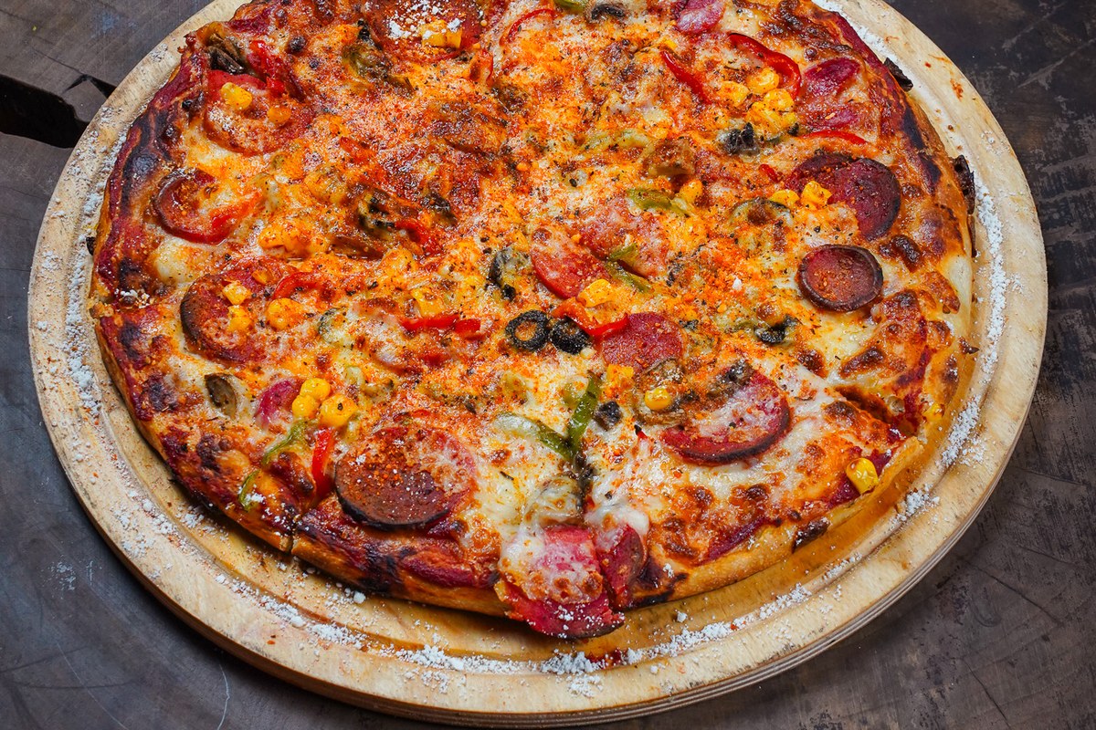 Sucuk ve mısırlı karışık pizza