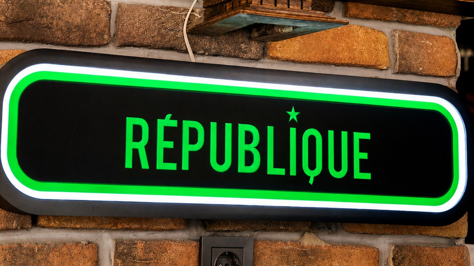 Bitki raflarının altında yeşil neon Républiqué tabelası