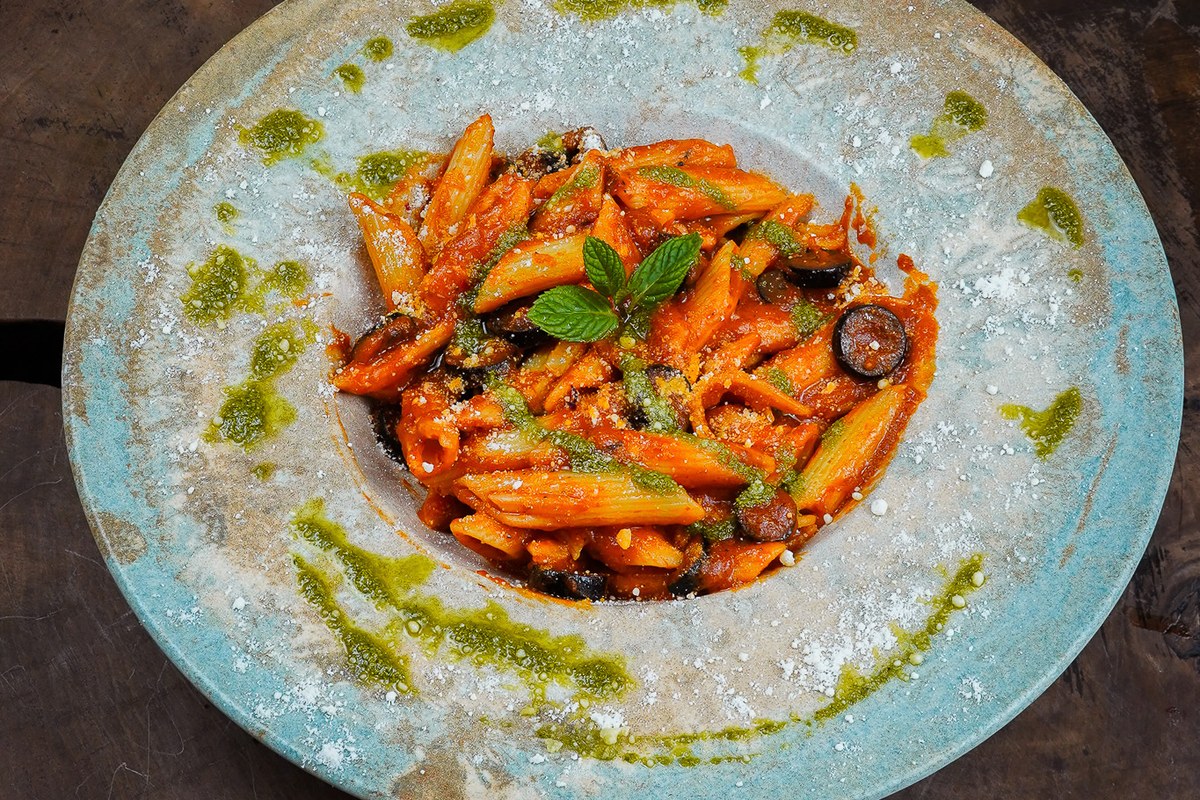 Penne arrabbiata, nane yapraklı turuncu soslu makarna