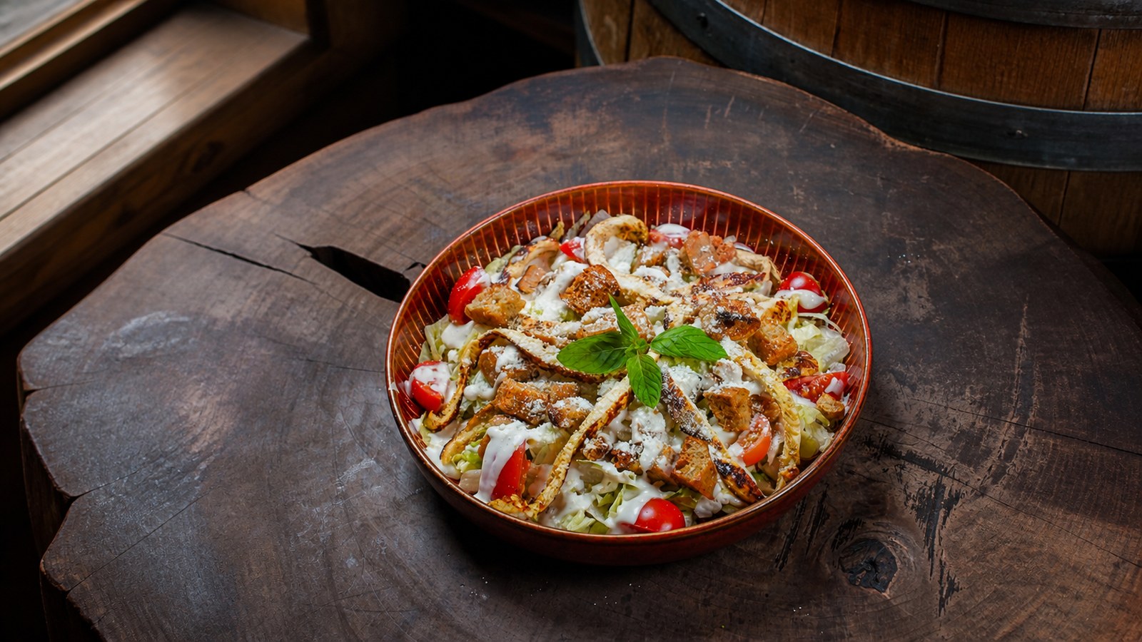 Tavuklu sezar salata, kırmızı kasede